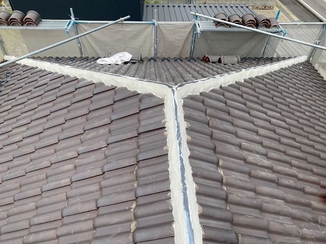 棟瓦取り直し工事の漆喰材塗り固めによる土台部構築工程