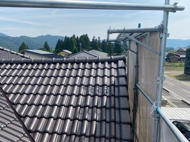 日進市 住宅屋根の棟瓦および袖瓦取り直し工事の完成後状況