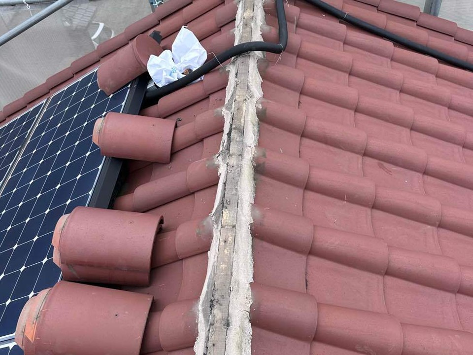 屋根棟瓦取り直し工事で既存の棟瓦を取り外した状況