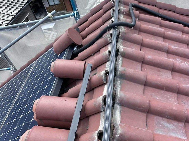 屋根棟瓦取り直し工事で耐久性に優れる樹脂垂木の取り付け