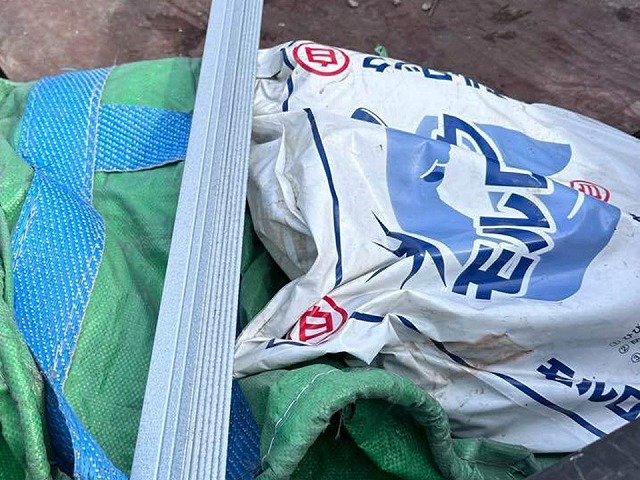 屋根棟瓦取り直し工事の棟の土台づくりで使用するモルロック