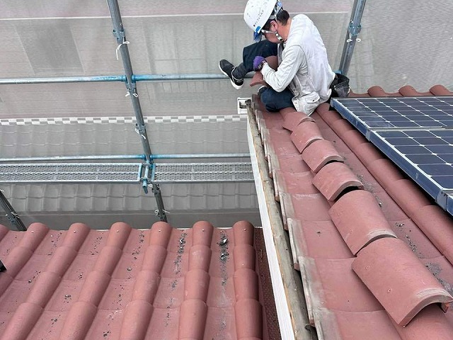 袖瓦取り直し工事の既存袖瓦取り外し工程