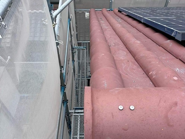 住宅屋根袖瓦取り直し工事の袖瓦再設置工程