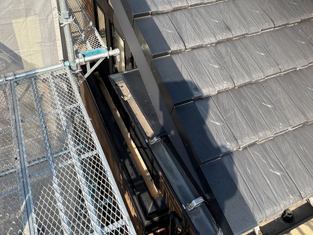 板金役物の取り替えによる改修工事を行うための足場設置工程