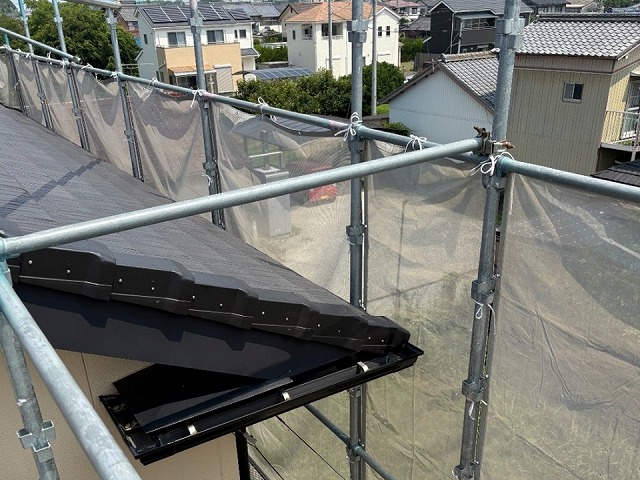 板金役物と瓦役物との取り替え改修工事の袖瓦設置工程