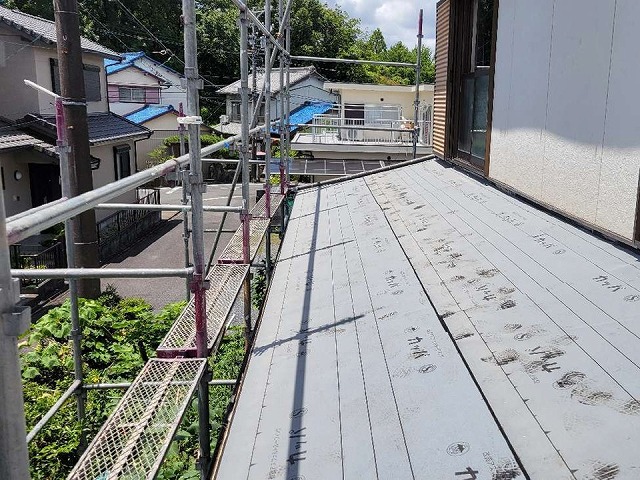 雨漏りを修理するための下屋根葺き替え工事の防水シート敷設工程