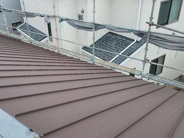ガルバリウム鋼板屋根を用いた立平葺きによる屋根カバー工事の本体施工