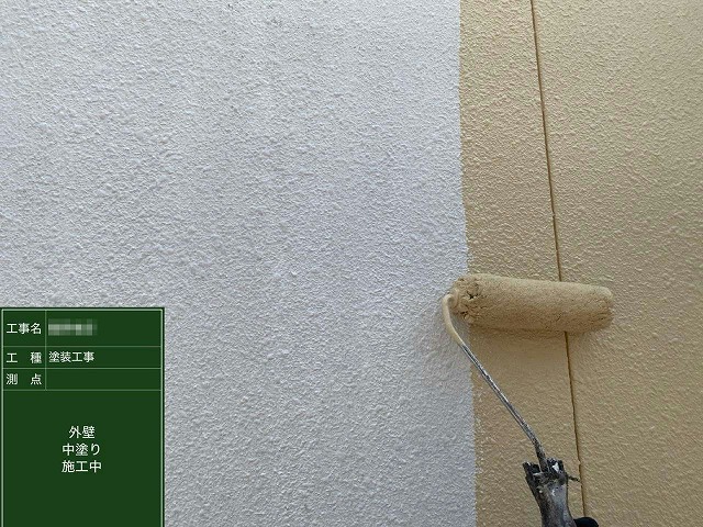外壁塗装工事の中塗り施工状況