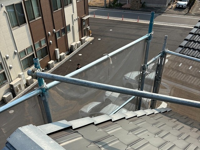 板金役物取り替え改修工事の足場設置