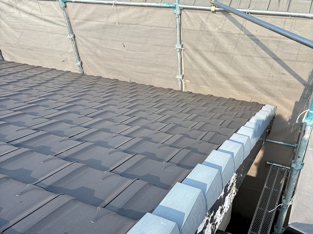 陶器瓦屋根に設置されているケラバ板金の経年劣化が進行している状況
