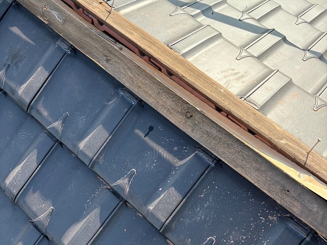 板金役物取り替え改修工事を行う住宅屋根の棟板金の下地材の劣化状況