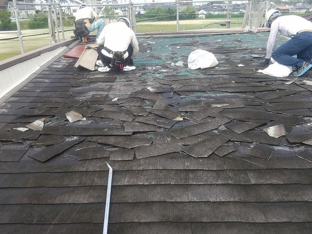 劣化で激しく傷んだスレート屋根を撤去している様子
