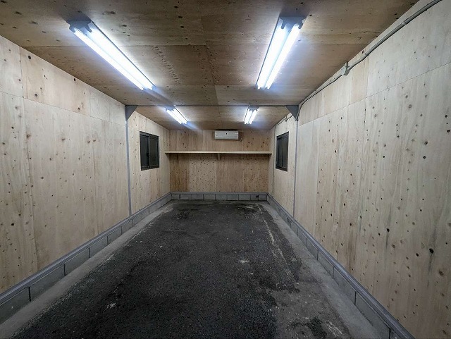 ガレージ断熱工事の棚や照明器具の取り付け工程