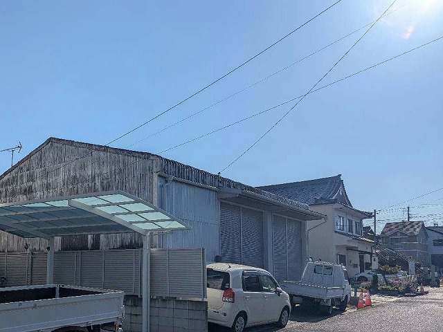 貸倉庫の屋根、外壁の劣化状況を確認した現場調査