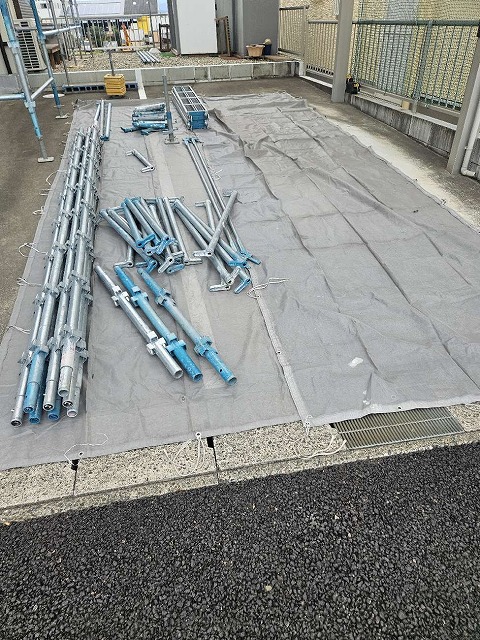 板金役物と陶器瓦同質役物との取り替え工事の足場設置工程