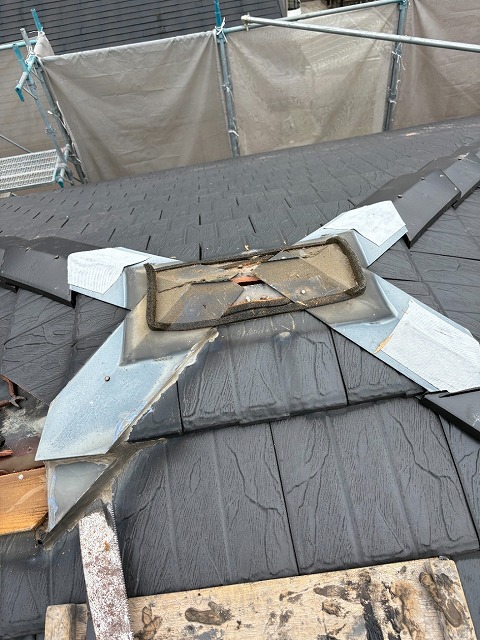 屋根役物取り替えメンテナンスの大棟部棟板金撤去工程