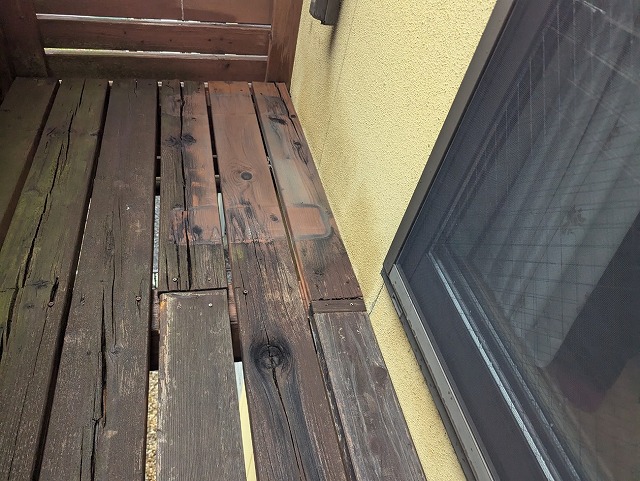 経年劣化により雨漏りが発生した木製造作ベランダ