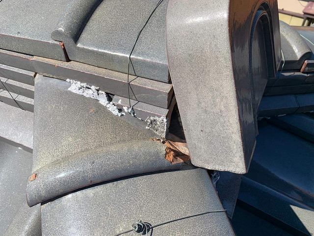 鬼瓦がズレて大きな隙間が出来ている様子