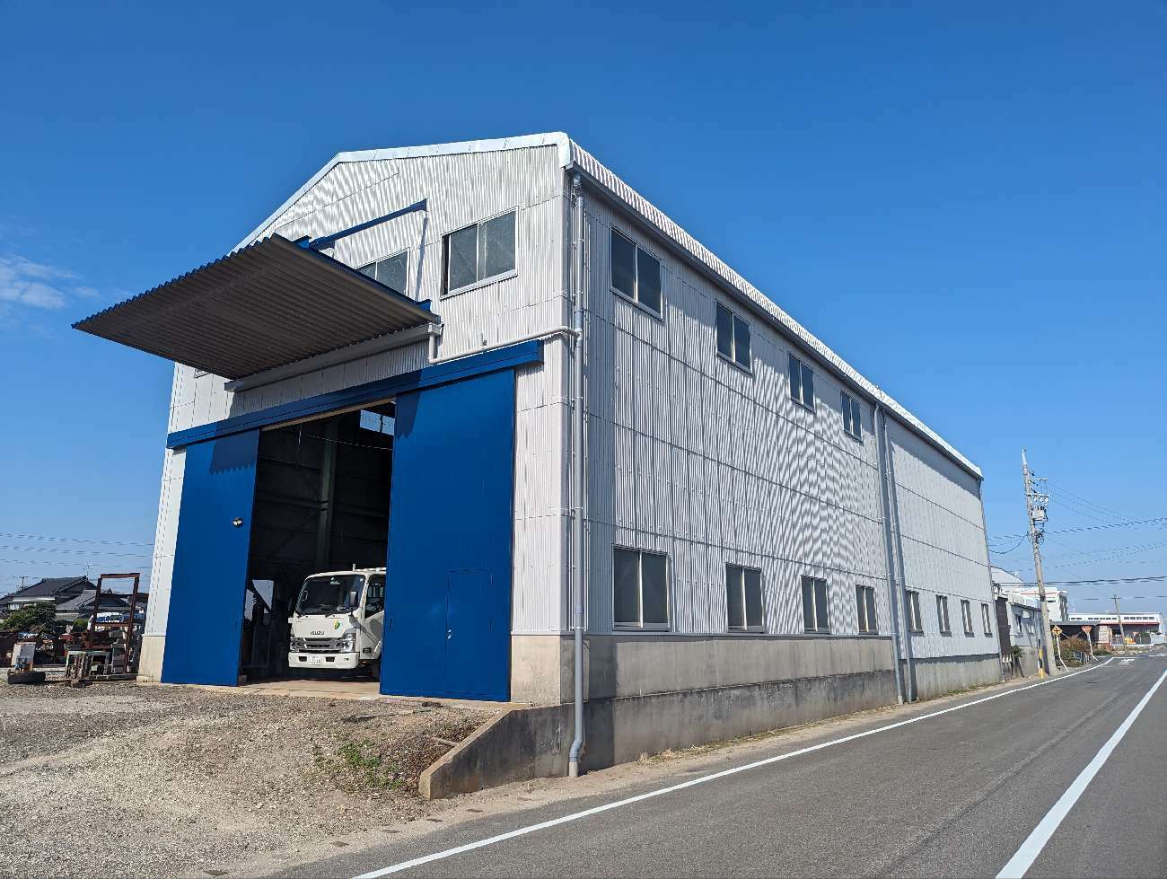 外壁塗装メンテナンス後の工場の外観