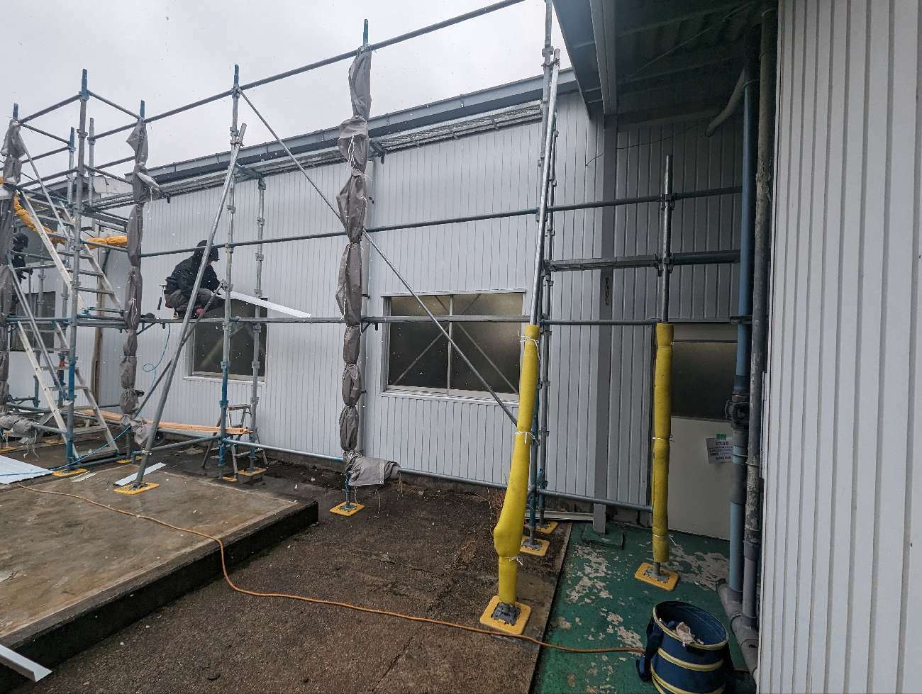 角波ガルバリウム鋼板を胴縁に固定