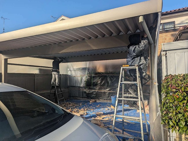 カーポートの周囲にマスカー養生をしてペフの撤去工事