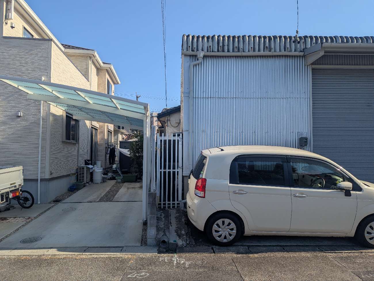 波型スレートの倉庫建物