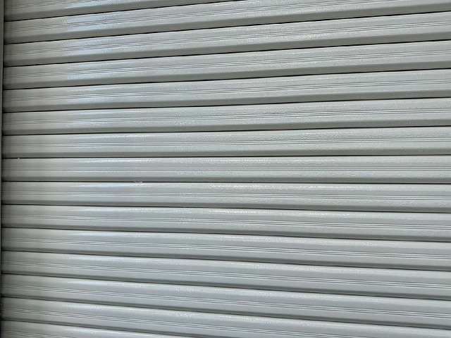 住宅のシャッターへの塗装工事が完了した状況