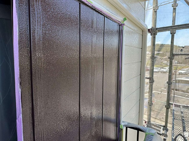 雨戸への塗装工事が完成してツヤが輝く様子