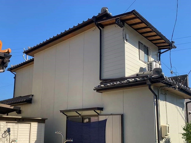 雨漏り修理を行うために現場調査を行った瓦屋根の住宅