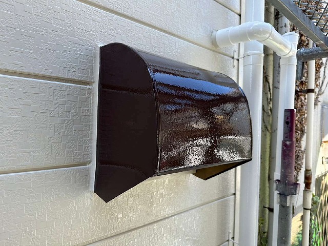 換気フードへの塗装工事が完成してツヤが輝く様子