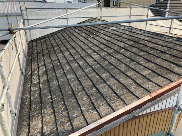 飛ばされた古いスレート屋根のカバー工事