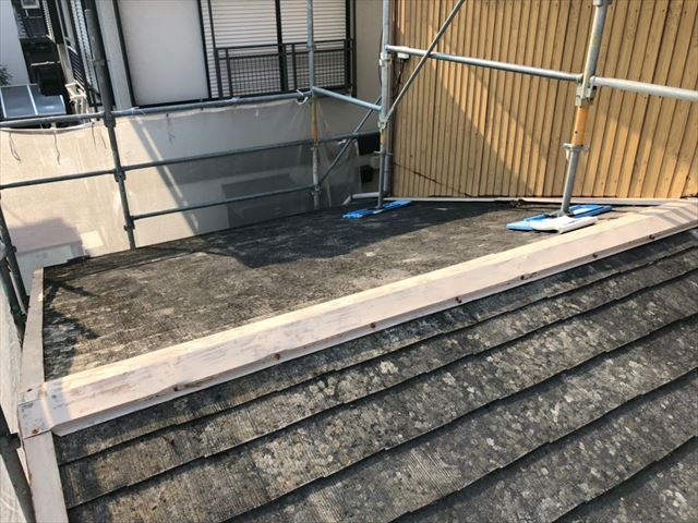 飛ばされた古いスレート屋根のカバー工事