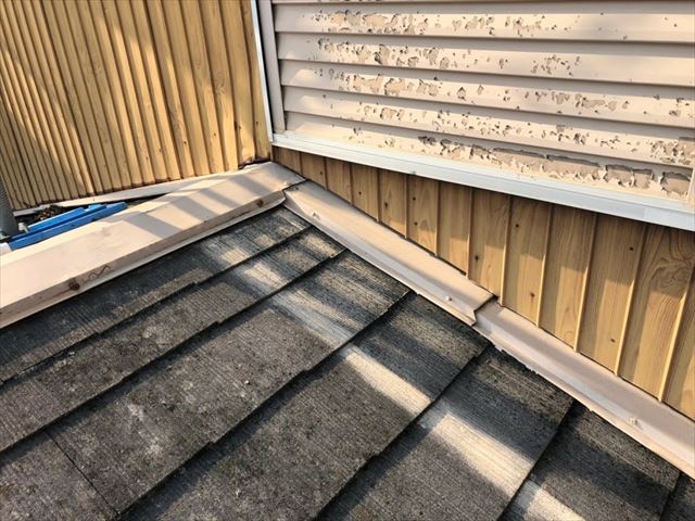 飛ばされた古いスレート屋根のカバー工事