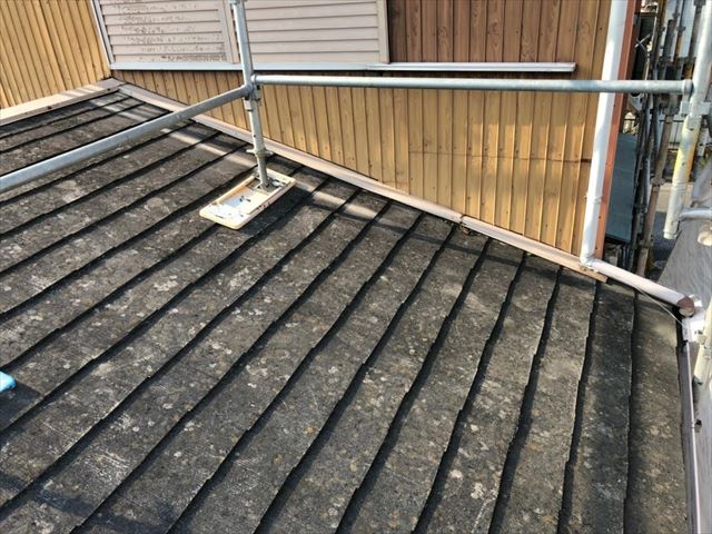 飛ばされた古いスレート屋根のカバー工事