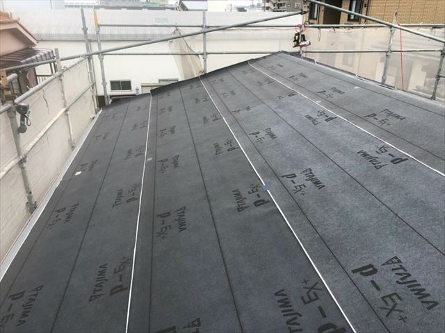 飛ばされた古いスレート屋根のカバー工事