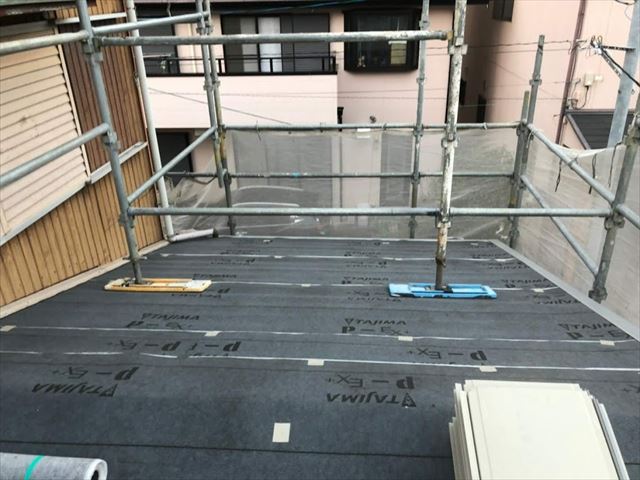 飛ばされた古いスレート屋根のカバー工事