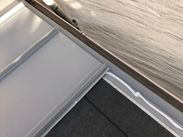 飛ばされた古いスレート屋根のカバー工事