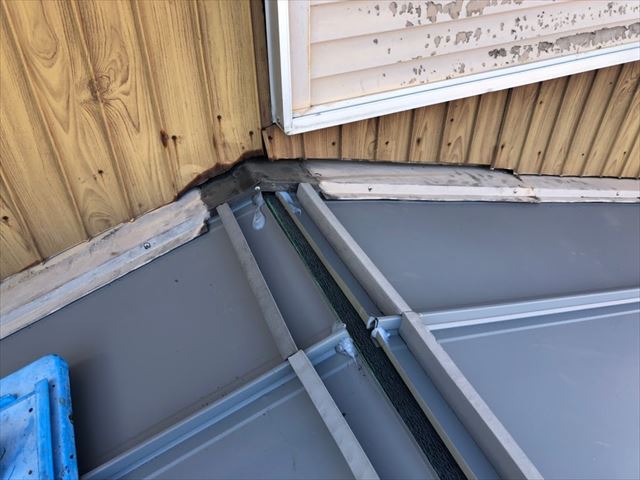 飛ばされた古いスレート屋根のカバー工事