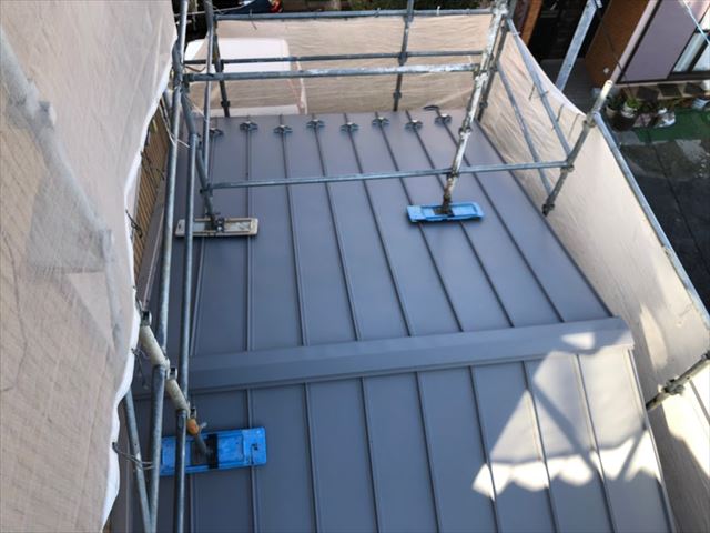 飛ばされた古いスレート屋根のカバー工事