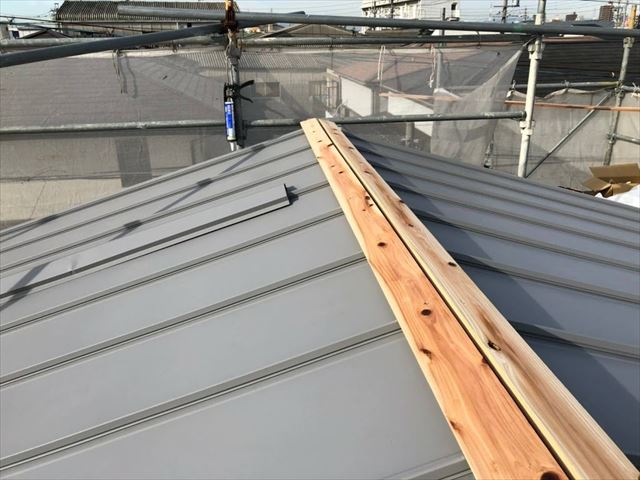 飛ばされた古いスレート屋根のカバー工事