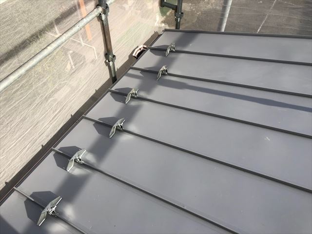 飛ばされた古いスレート屋根のカバー工事