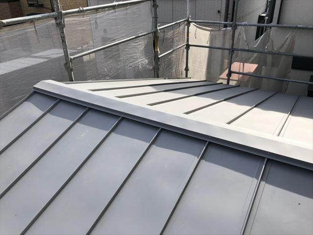 飛ばされた古いスレート屋根のカバー工事