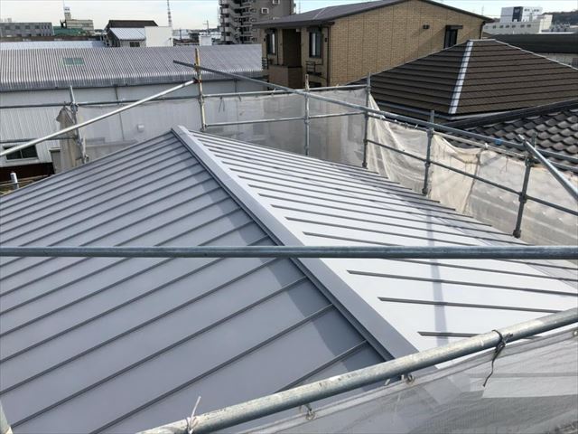 飛ばされた古いスレート屋根のカバー工事