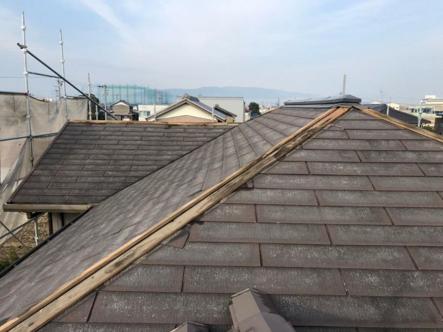 棟の板金を外したところ