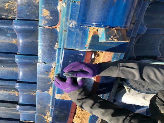 棟瓦補修施工中②