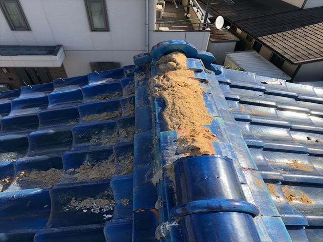 棟瓦補修施工中①