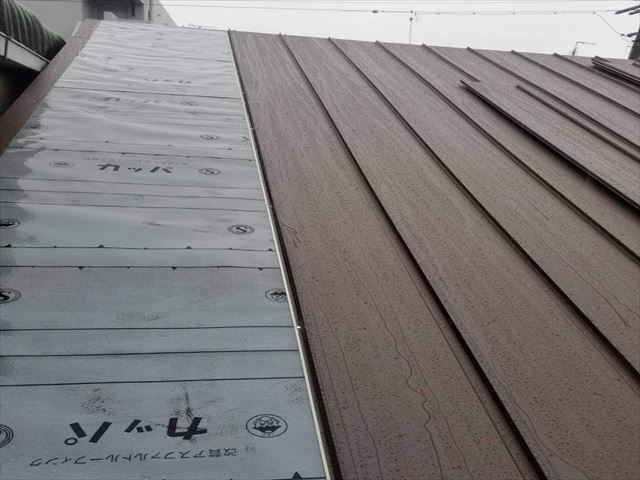 瓦の葺き替え施工中