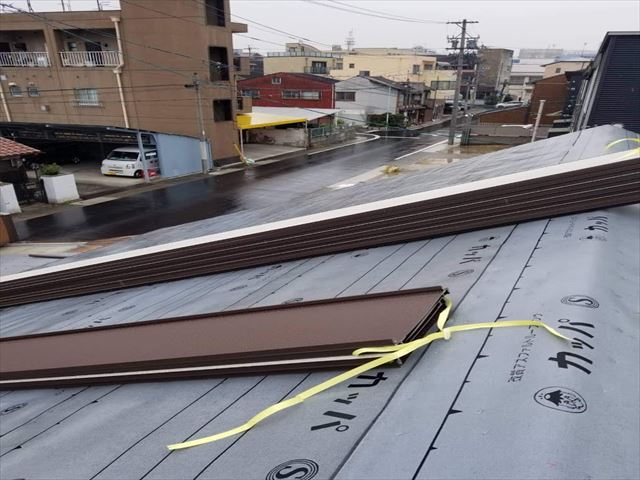 瓦の葺き替え施工中