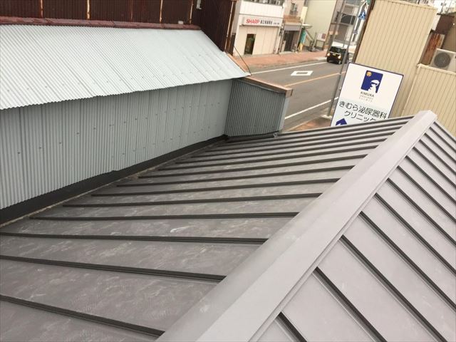 雨漏りしている瓦屋根