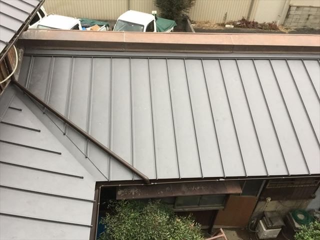 雨漏りしている瓦屋根